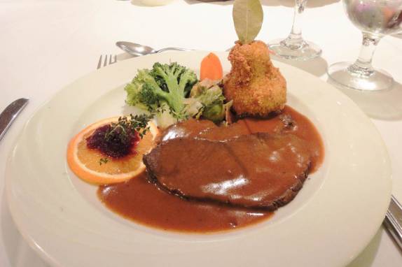 Jantando carne de rena no Sea Spirit, na Geórgia do Sul (foto de Michelle DuBroy)